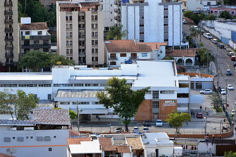 Bebê de 7 meses com ferimentos pelo corpo chega morto em hospital em Juiz de Fora