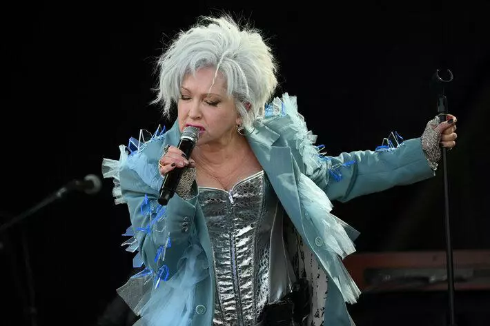 Cyndi Lauper se decepciona ao ver público abandonar seu show em Glastonbury, diz jornal