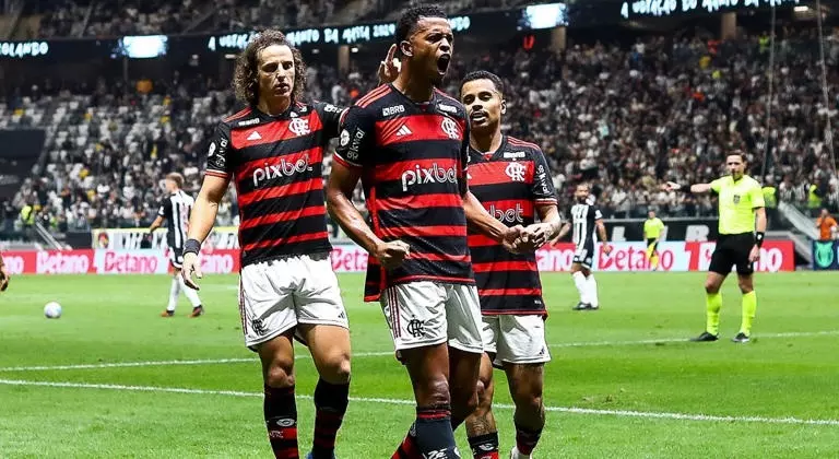 Flamengo é implacável, atropela Atlético na Arena MRV e se mantém no topo