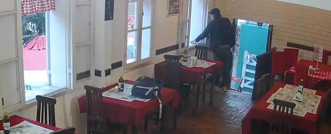 Vídeo: Polícia Militar recupera celular furtado de restaurante no Centro de Santos Dumont