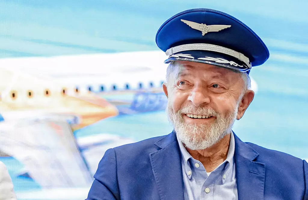 Lula critica privatizações, elogia Embraer e propõe festa para Santos Dumont na Torre Eiffel