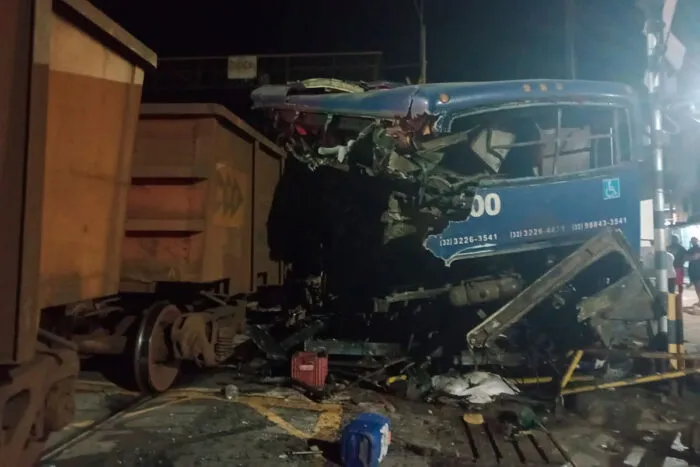 Vídeo: ônibus fica totalmente destruído após ser atingido por trem em Juiz de Fora