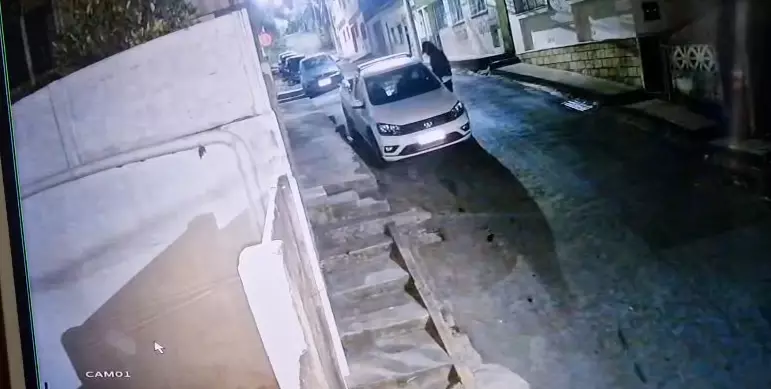 Vídeo: homem furta carro na madrugada desta terça-feira no Centro de Santos Dumont