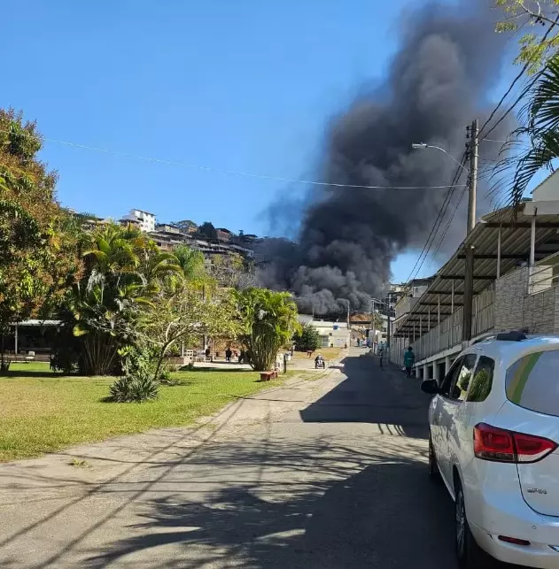 Fogo para destruir ninho de marimbondos sai de controle e causa incêndio com prejuízo de R$ 100 mil em empresa de Juiz de Fora