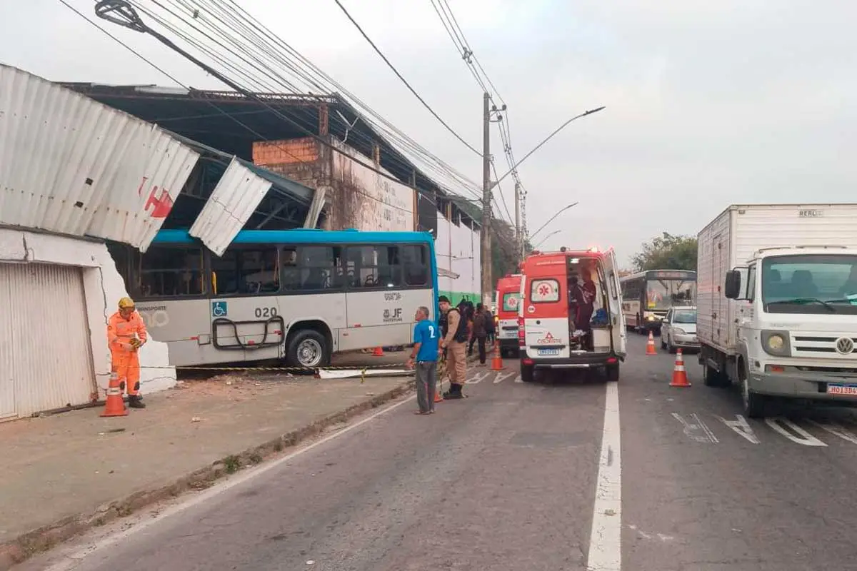 Vídeo: ônibus com cerca de 50 passageiros bate em muro na Avenida Brasil em Juiz de Fora