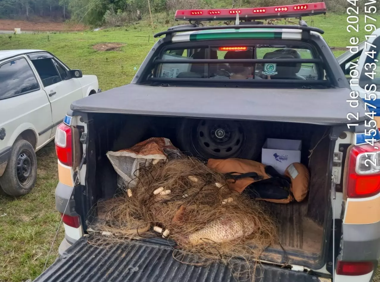 Polícia Militar de Meio Ambiente apreende 12 kg de peixes e redes de pesca em Santos Dumont