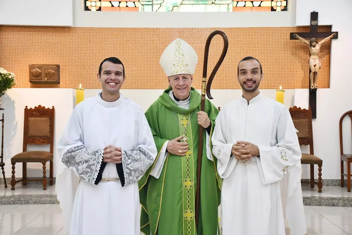 Seminaristas são ordenados diáconos em celebração realizada no Santuário São Miguel e Almas em Santos Dumont