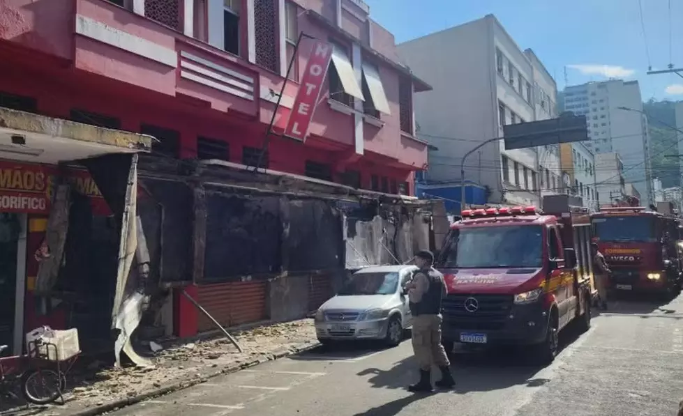 Queda de marquise na Rua Floriano Peixoto, em Juiz de Fora, deixa uma pessoa morta