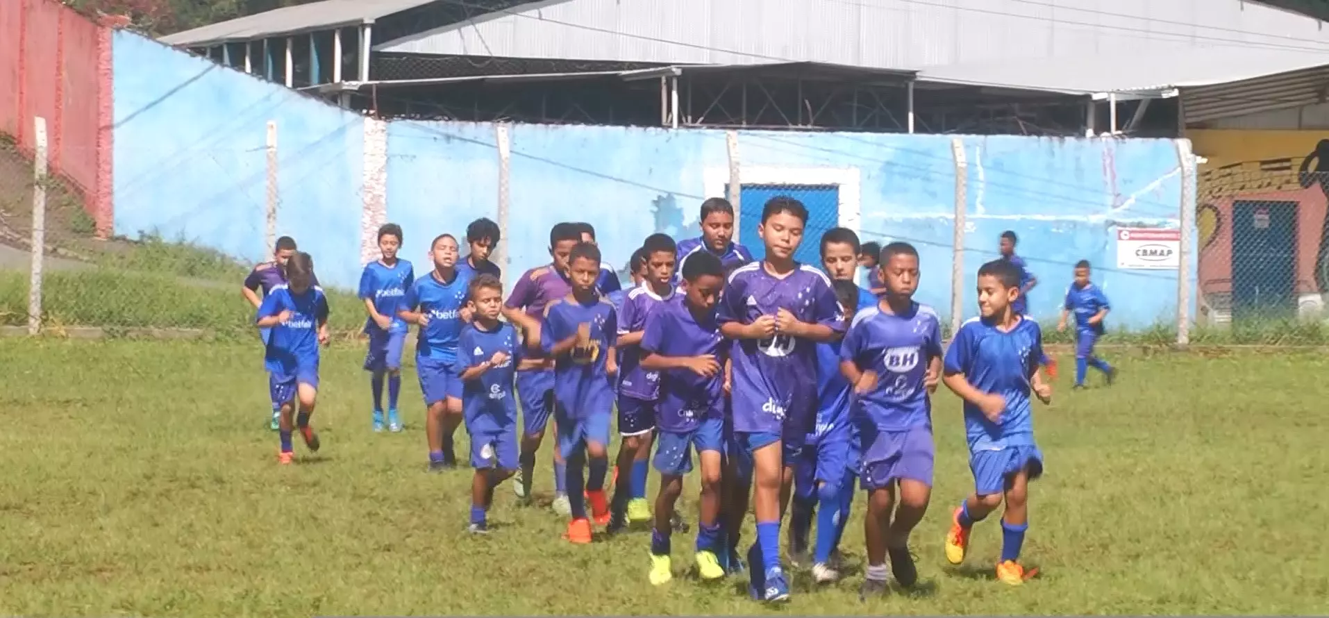 Vídeo: Escolinha do Cruzeiro atende mais de 200 alunos no Córrego do Ouro