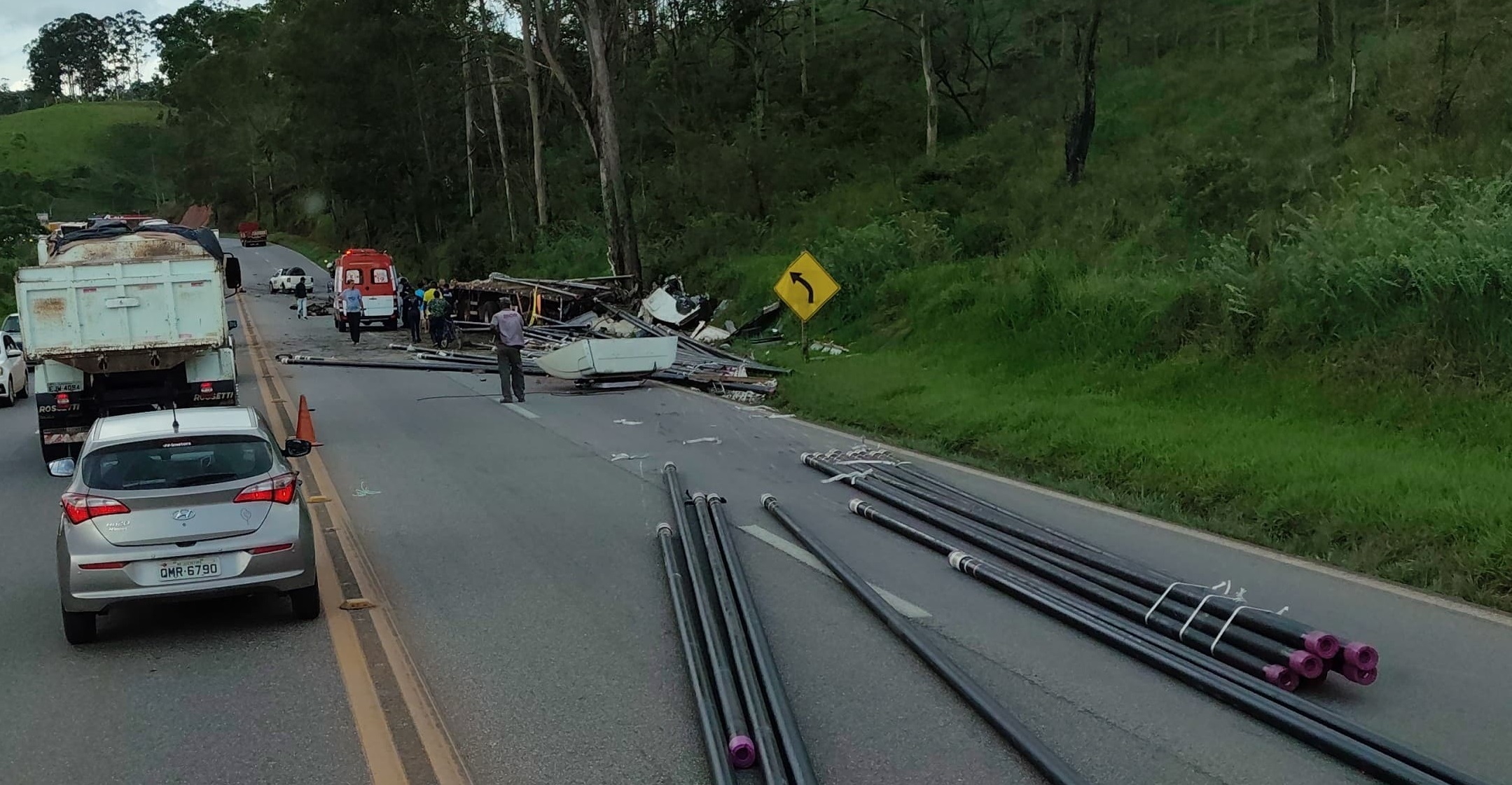 Acidente envolvendo uma carreta de Santos Dumont, um carro e uma caminhonete deixa um morto e dois feridos na BR-040