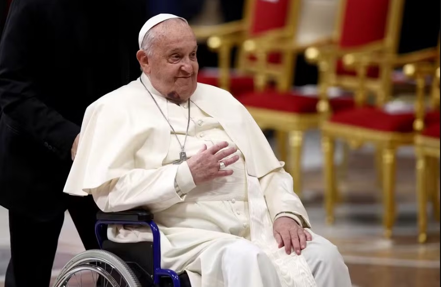 Papa Francisco tem pneumonia bilateral, diz Vaticano