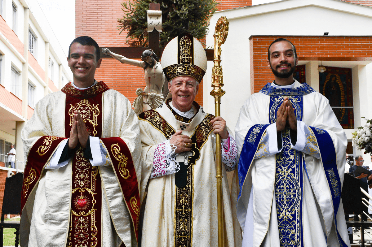 Diáconos sandumonenses Miron e Leonardo são ordenados sacerdotes em Juiz de Fora