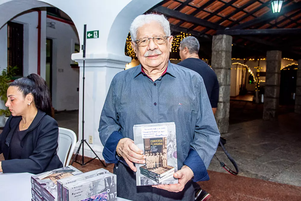 Paulo Elpídio de Menezes Neto comanda lançamento de seu livro no Ideal Clube