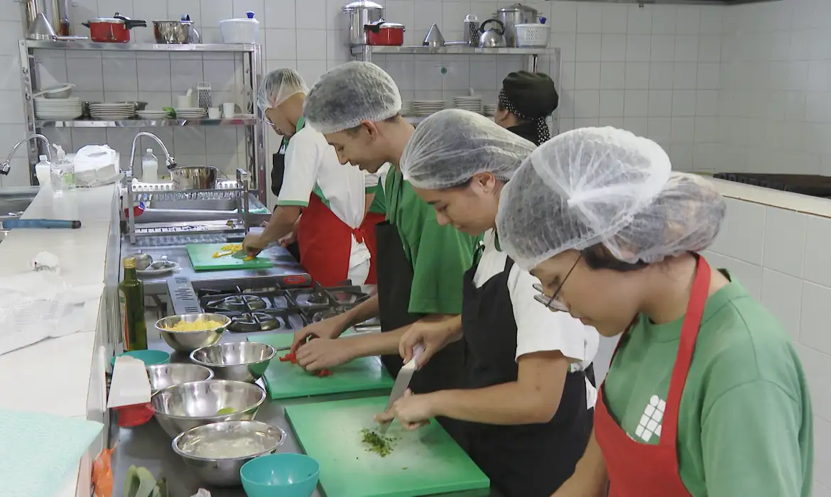 Especialidade profissional: Brasil contará com mais 100 campi de institutos federais