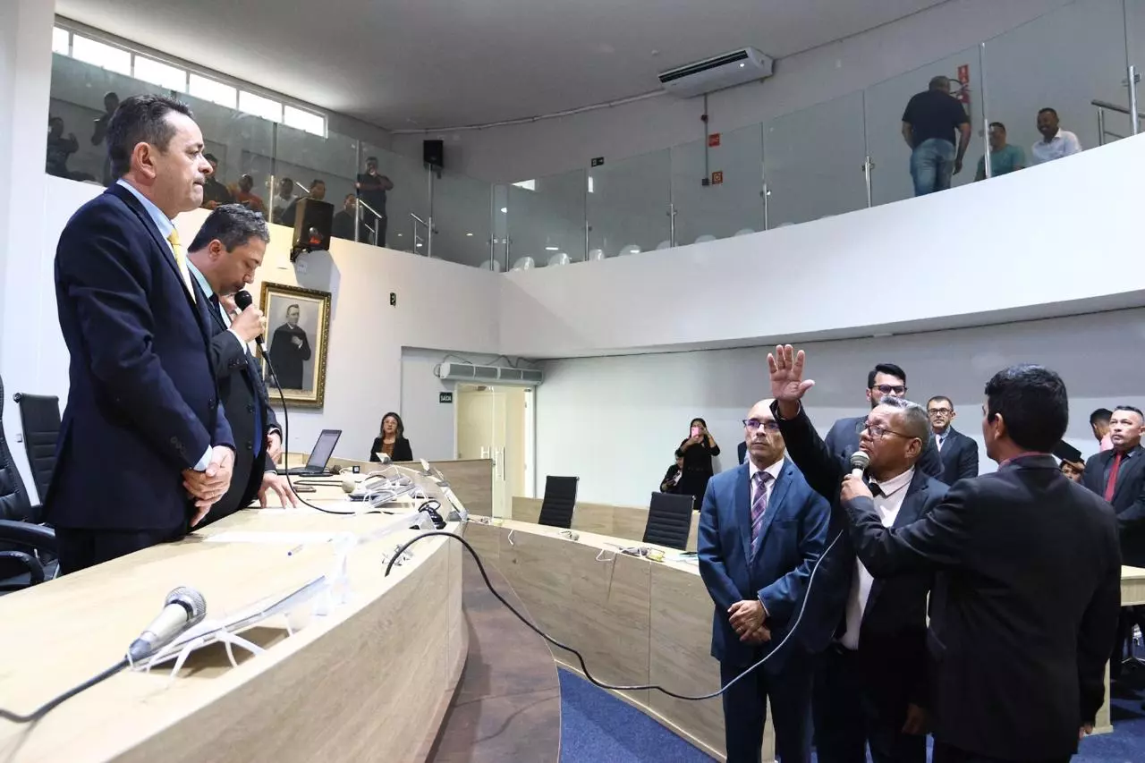 Câmara de Juazeiro do Norte: Sessão é marcada por aprovação de 5 projetos e posse de suplente