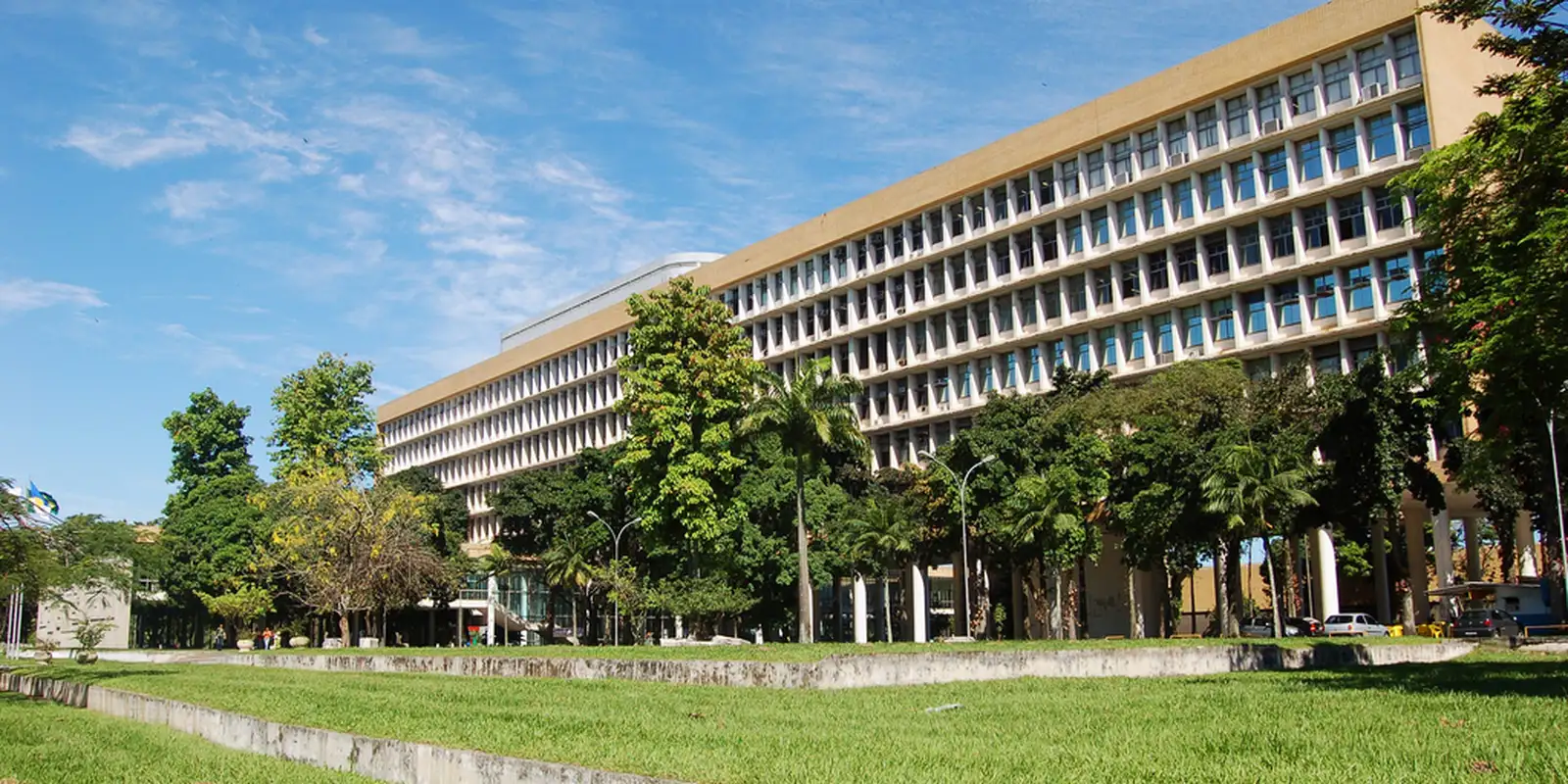 Governo faz reunião com categorias em greve nas universidades