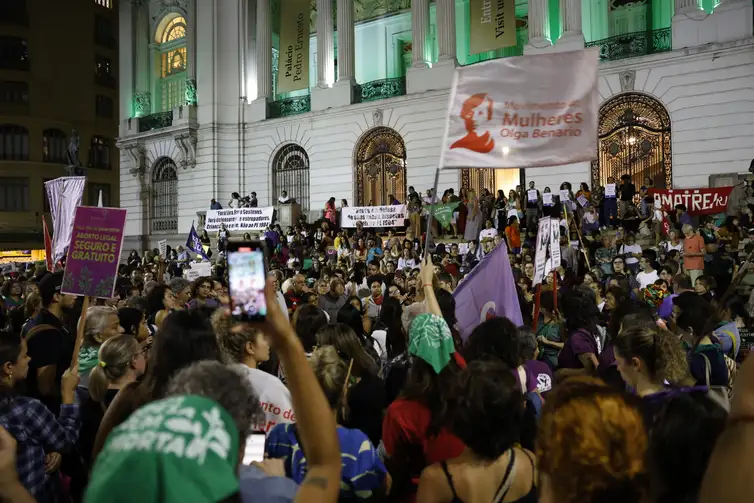 Manifestantes vão às ruas contra PL que equipara aborto a homicídio