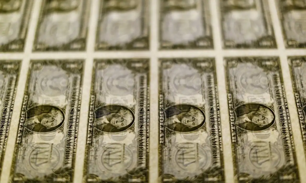 Dólar fecha em R$ 5,66 após superar R$ 5,70 durante o dia