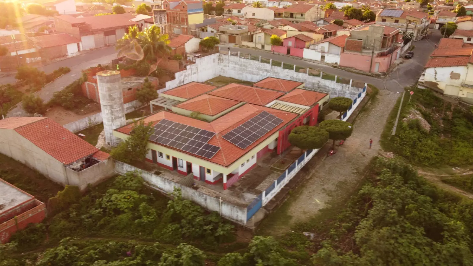 Prefeitura de Várzea Alegre implanta energia solar em escolas e prédios públicos