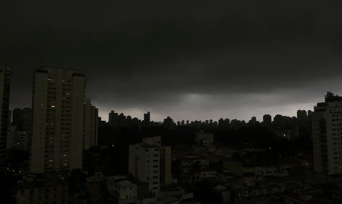 São Paulo volta a ter temporal e mais de 70 mil imóveis ficam sem luz