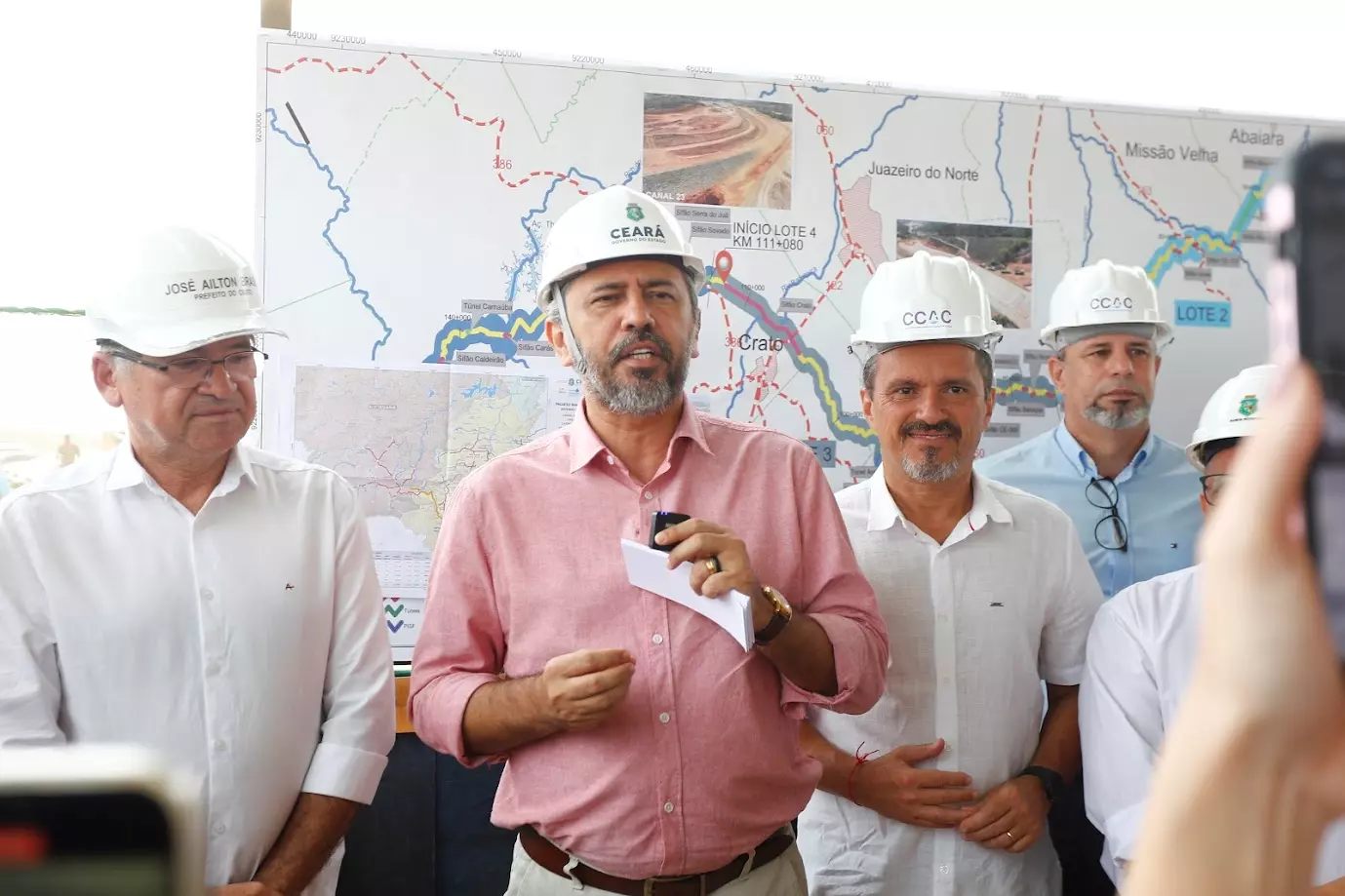 Governador Elmano de Freitas visita obras do Cinturão das Águas no município do Crato