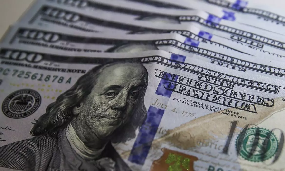 Dólar sobe para R$ 6,09 e bate recorde nominal de cotação