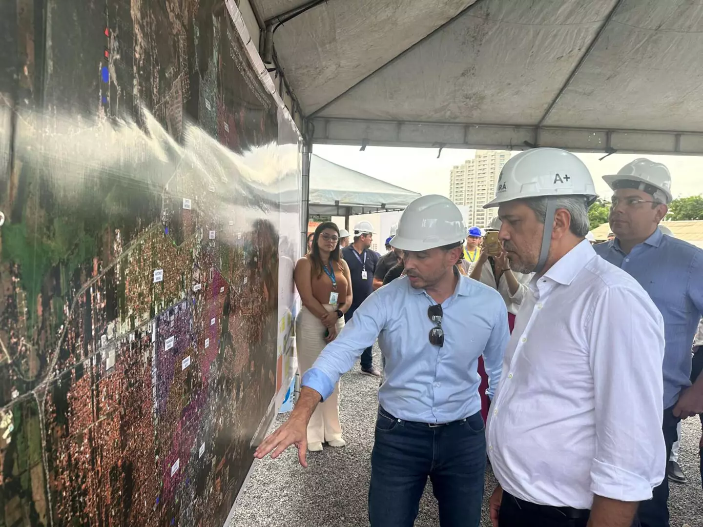 Infraestrutura: Em Juazeiro do Norte, governador Elmano visita obras de ampliação do esgotamento sanitário e abastecimento