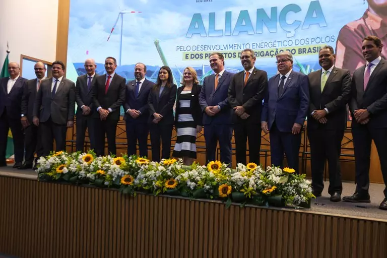 Em Brasília, governador Elmano de Freitas participa da assinatura do Acordo de Cooperação Técnica para integração entre agricultura irrigada e segurança energética