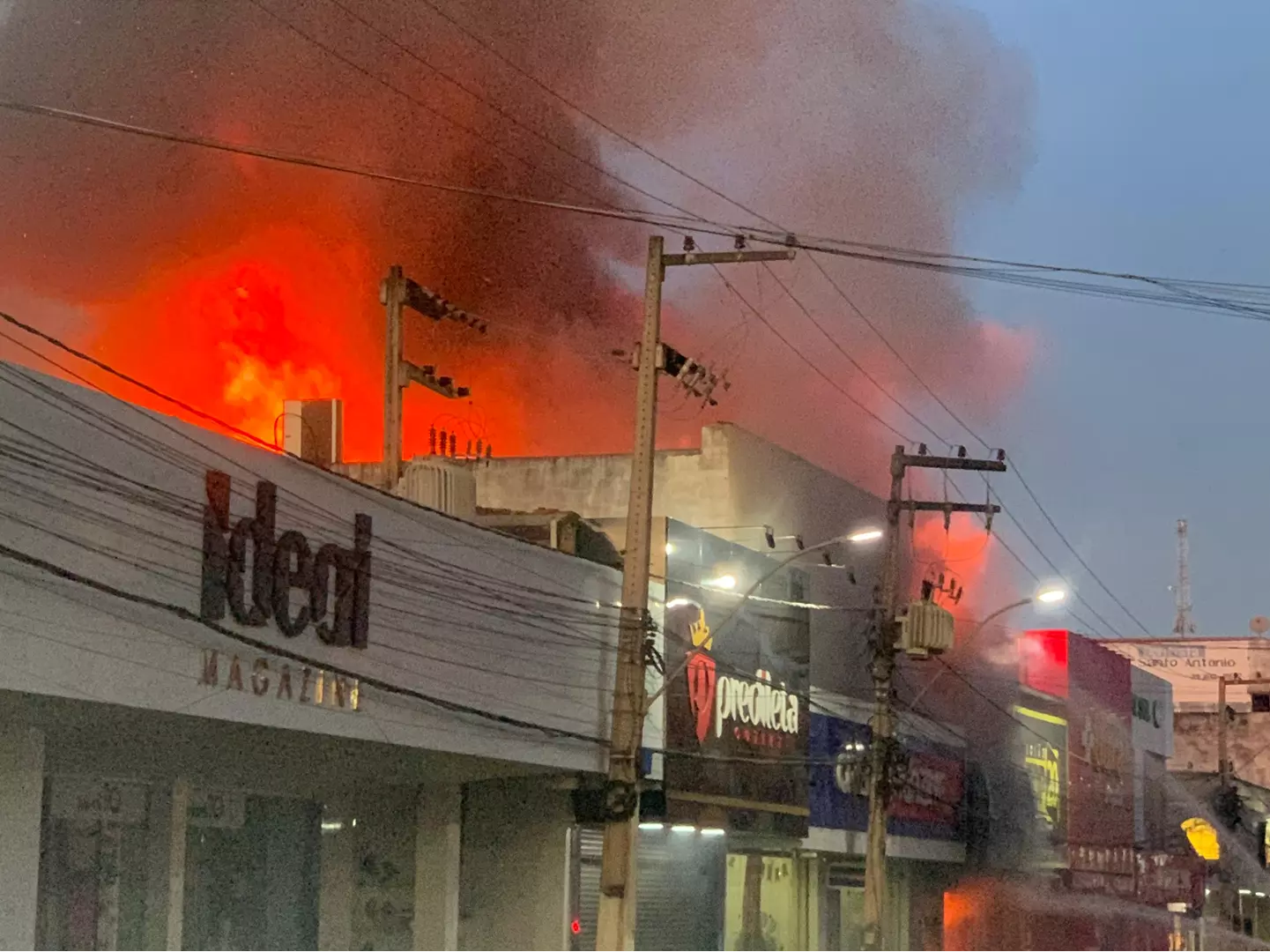 PEDREIRAS: INCÊNDIO DE GRANDES PROPORÇÕES ATINGE LOJAS NO CENTRO DA CIDADE