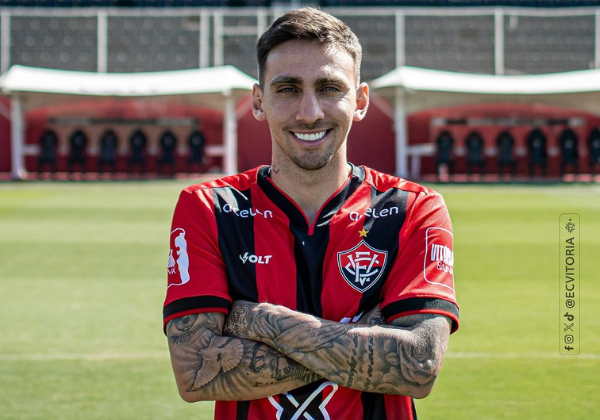 Vitória oficializa contratação do atacante Gustavo Mosquito