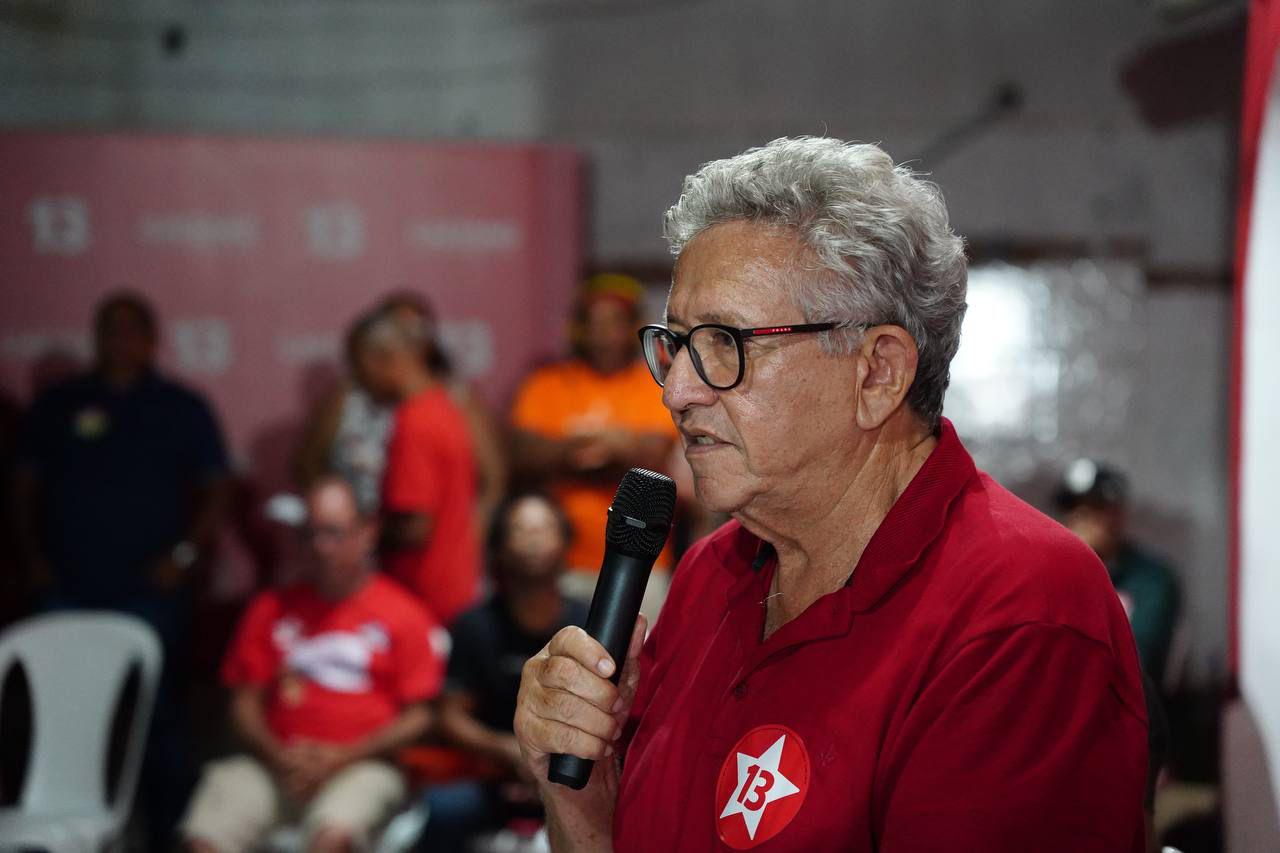 Caetano assina Pacto pela Cultura em reunião com 150 artistas de Camaçari