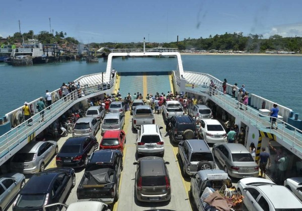 Com longas filas, pedestres e passageiros esperam mais de quatro horas para embarcar no ferry-boat