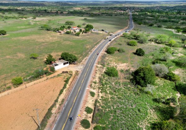 Governo entrega obras de pavimentação da BA-084 e escola no interior do estado