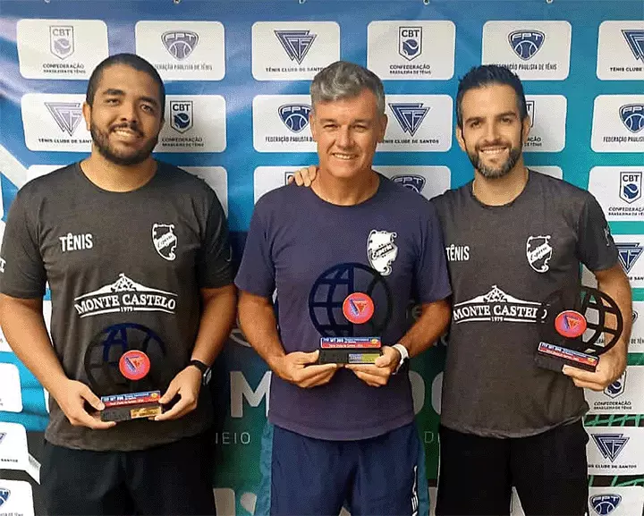 Tenistas esperiotas são campeões do ITF