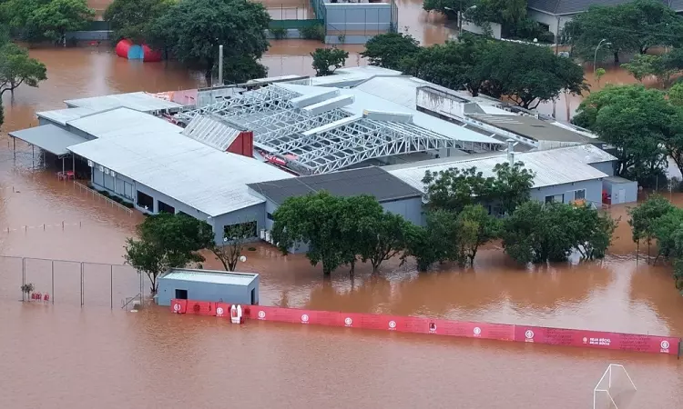 Rio Guaíba chega perto de elevação histórica, invade rodoviária e deixa CT do Inter debaixo d’água