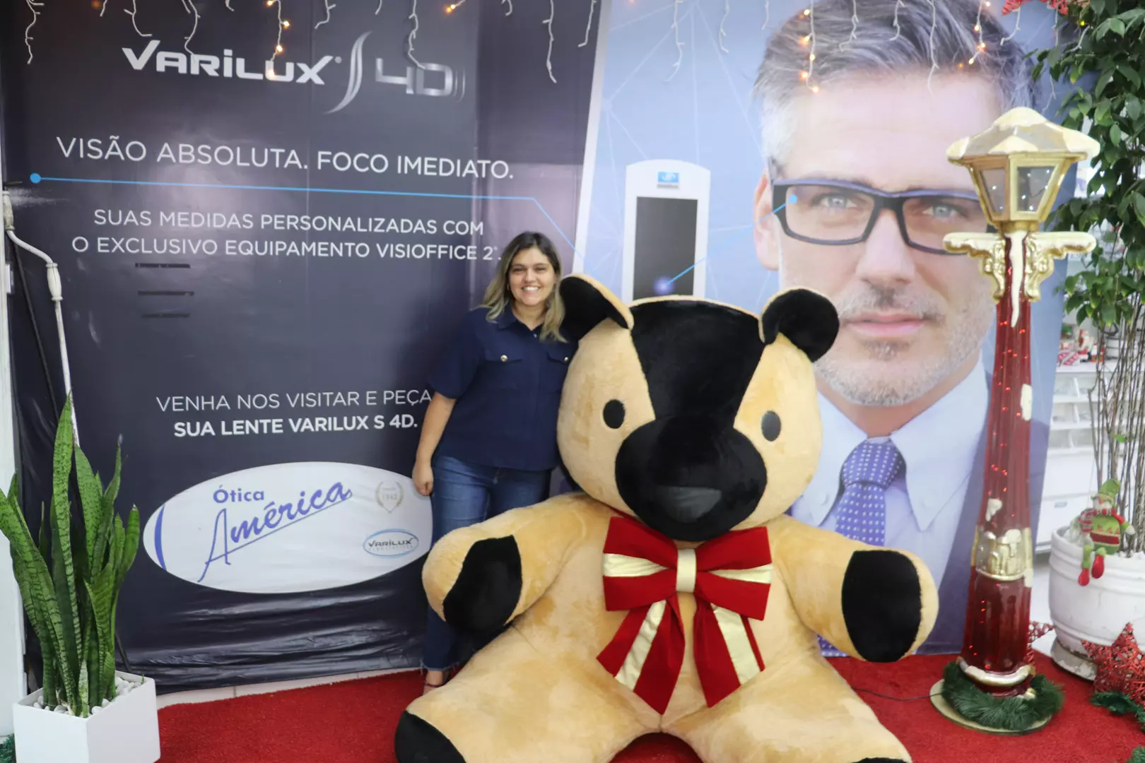 Tradicional Ótica América tem Urso Gigante na decoração natalina