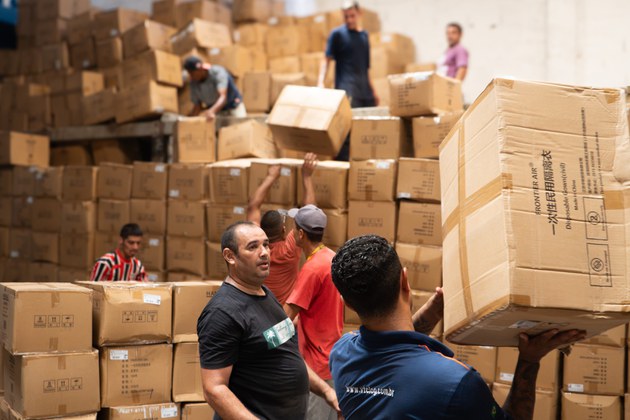 Ministério da Saúde entrega 20 toneladas de aventais para cooperativa de reciclagem