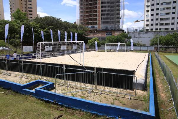 Esportes de areia são atração durante o final de semana no Parque Ceret