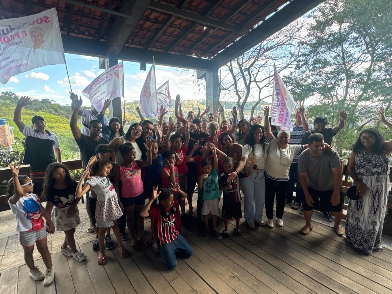 Assim que chegou, Todynha foi recebida com sorrisos e abraços calorosos