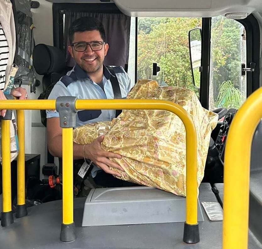 Passageiros dão fraldas de presente a motorista de ônibus que se tornou pai