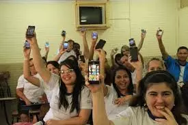 Projeto que limita uso de celulares nas escolas do País vira lei: um desdobramento de 