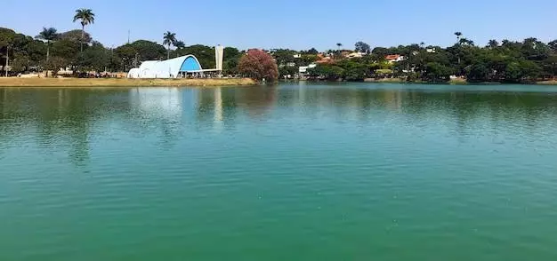 Esgoto de imóveis ao redor da Pampulha são despejados na lagoa