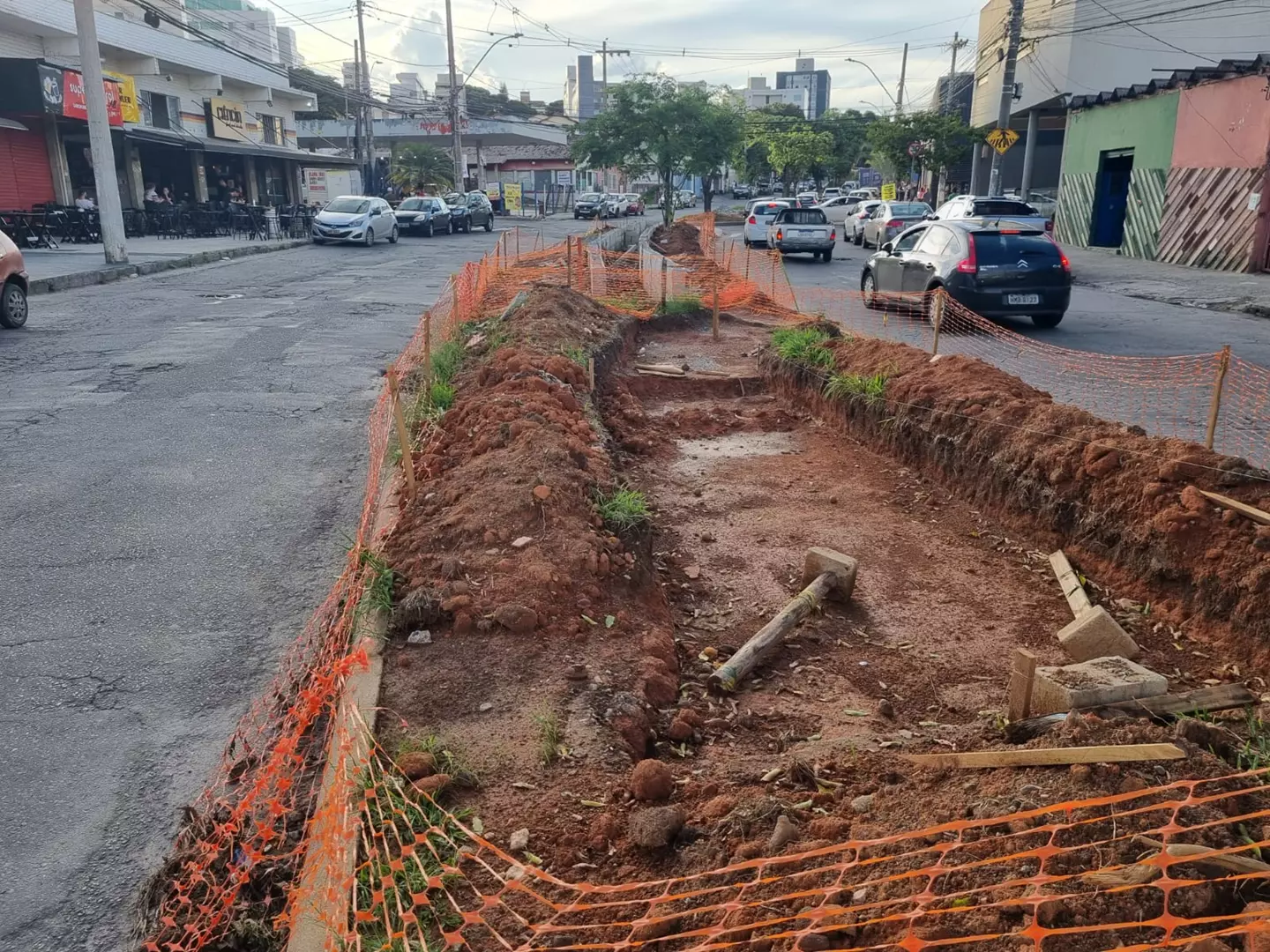 Moradores do Dona Clara e Pampulha reclamam da PBH