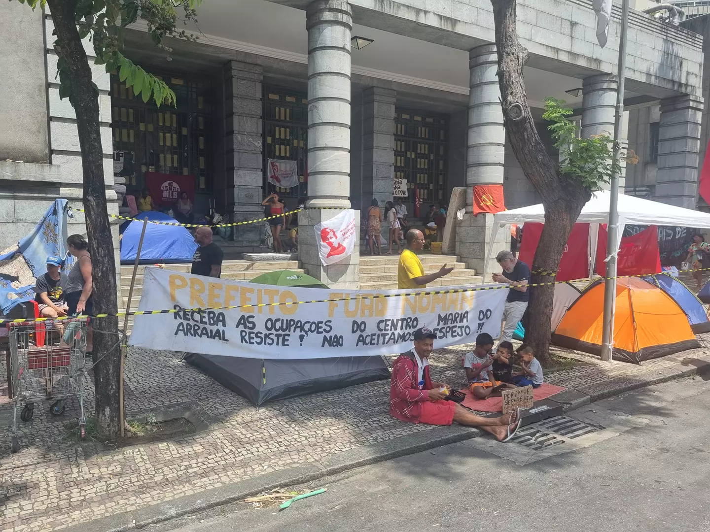 Acampados há 5 dias na porta da PBH e ignorados por Fuad