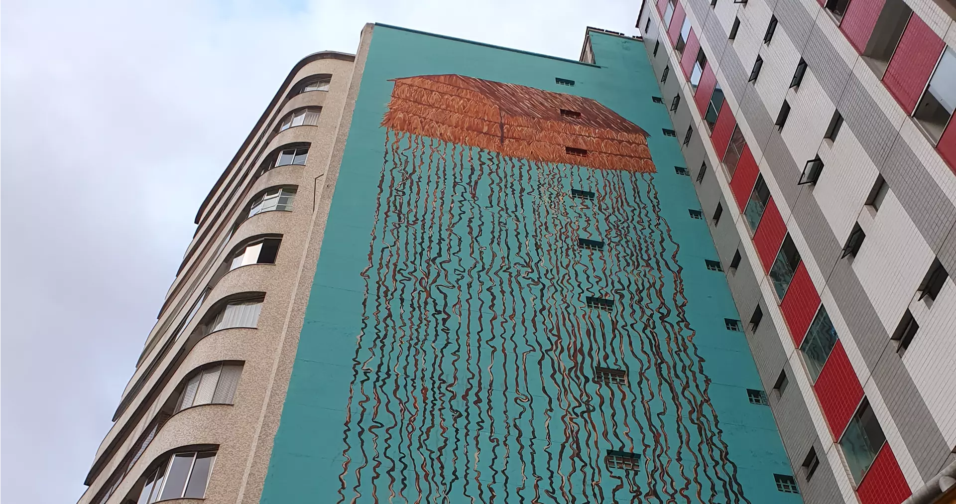 Pombos morrem ao trombar em pintura na parede de edifício