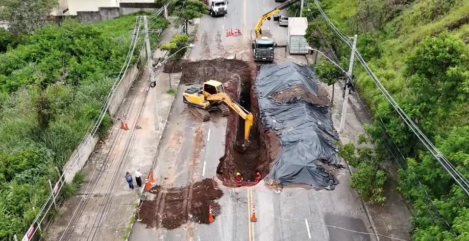 Embargada obra da cratera na avenida