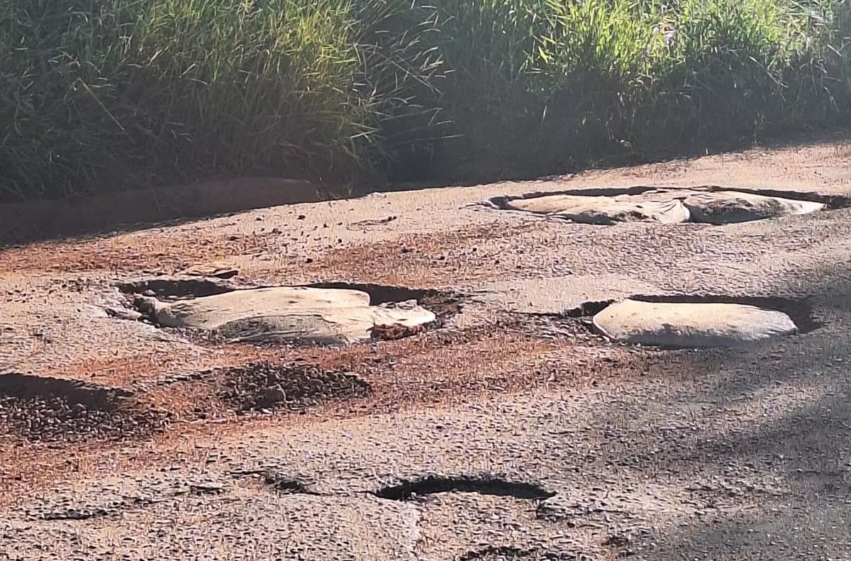 Diamantina: moradores sinalizam buracos com sacos de areia