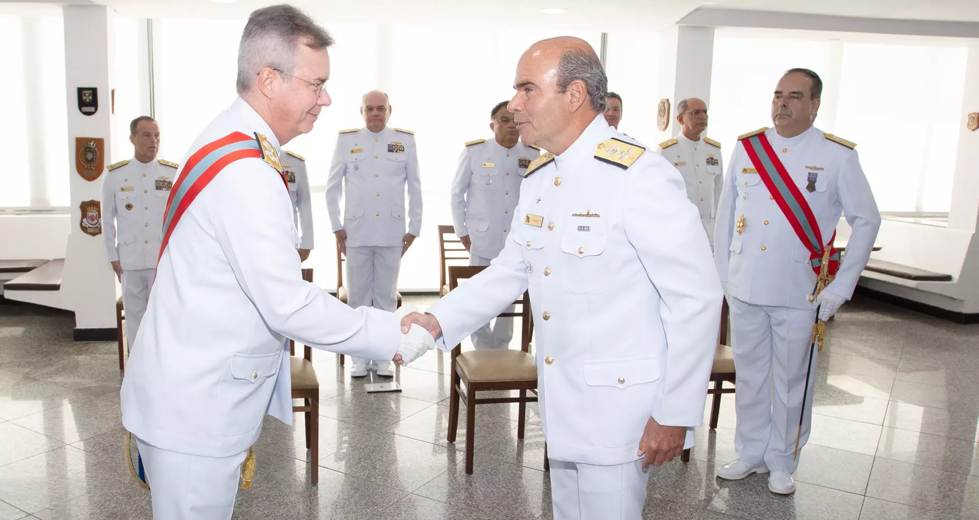 Posse concorrida a do Almirante Arruda na Escola Naval