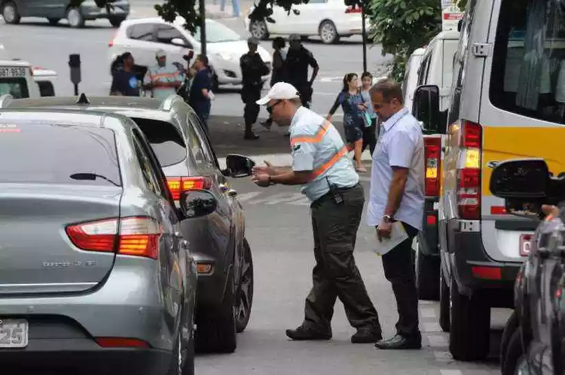 De férias, trânsito e feiura do Centro da capital