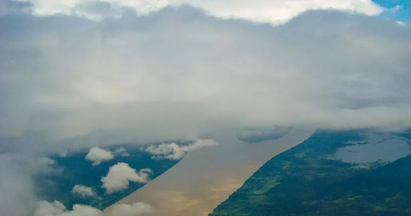 Fumaça na água, fogo no céu